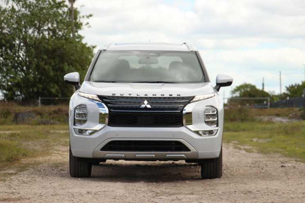 Mitsubishi Outlander 2022 mặt trước