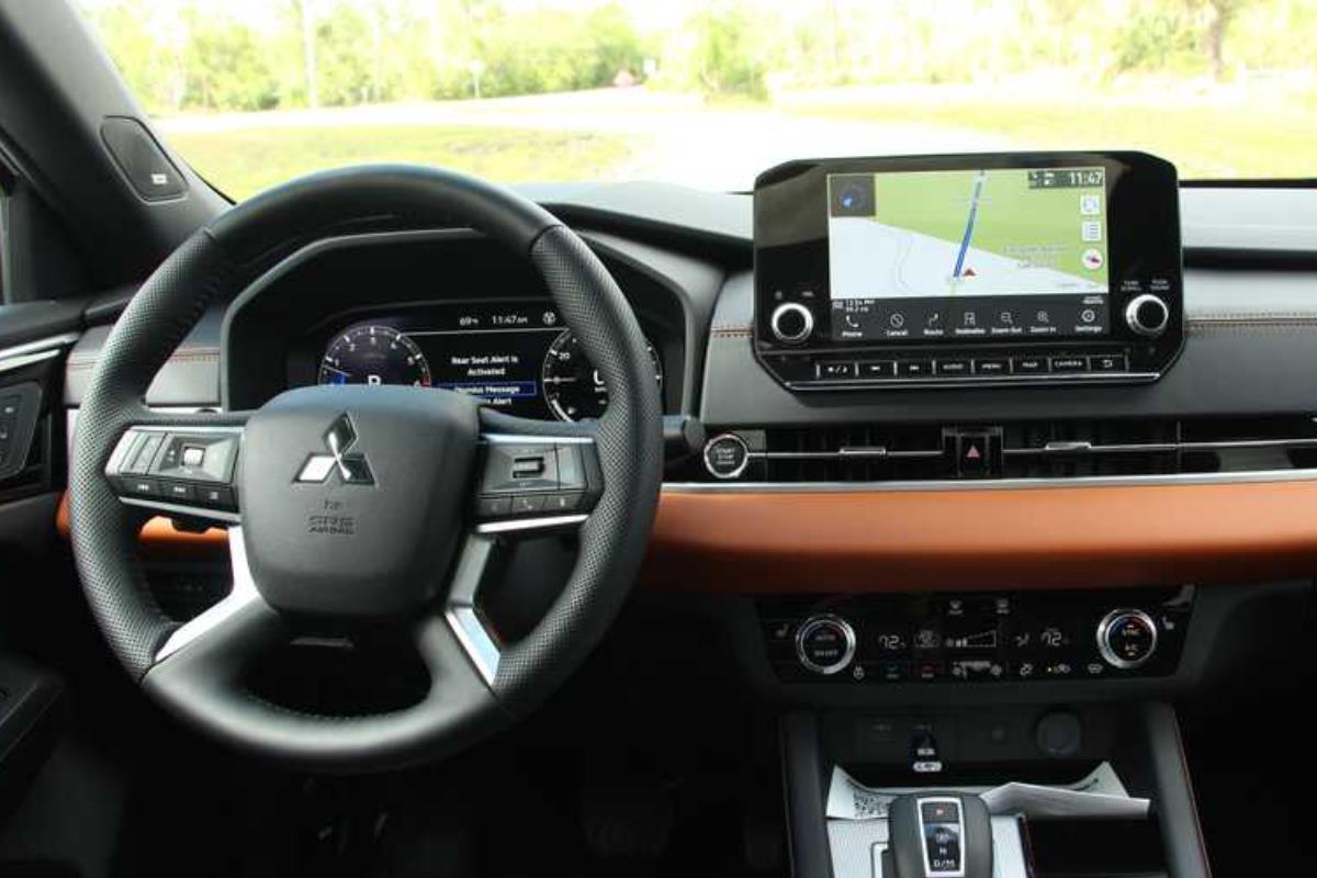 Mitsubishi Outlander 2022 nội thất 1
