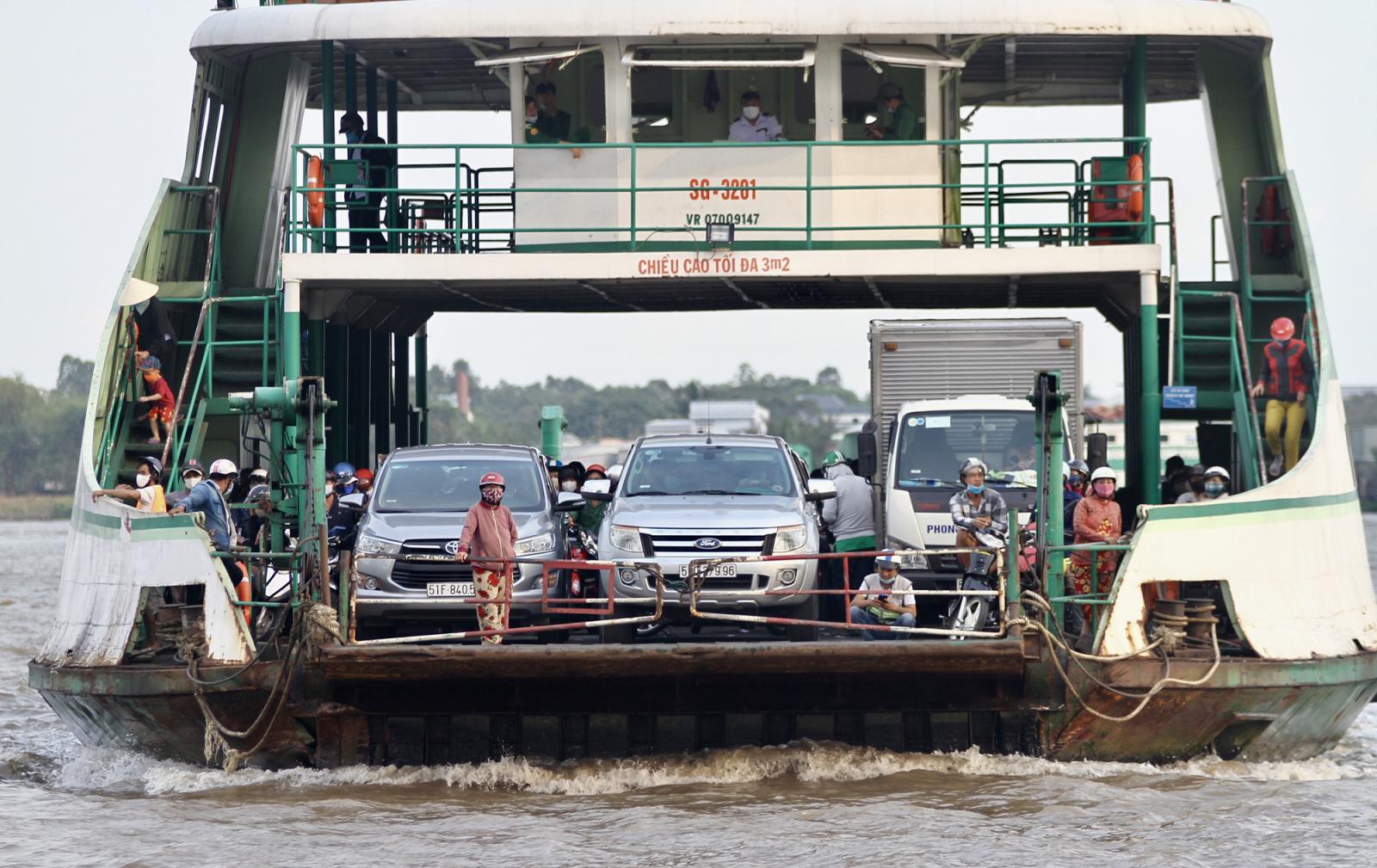 Kinh nghiệm lái xe ô tô qua phà.