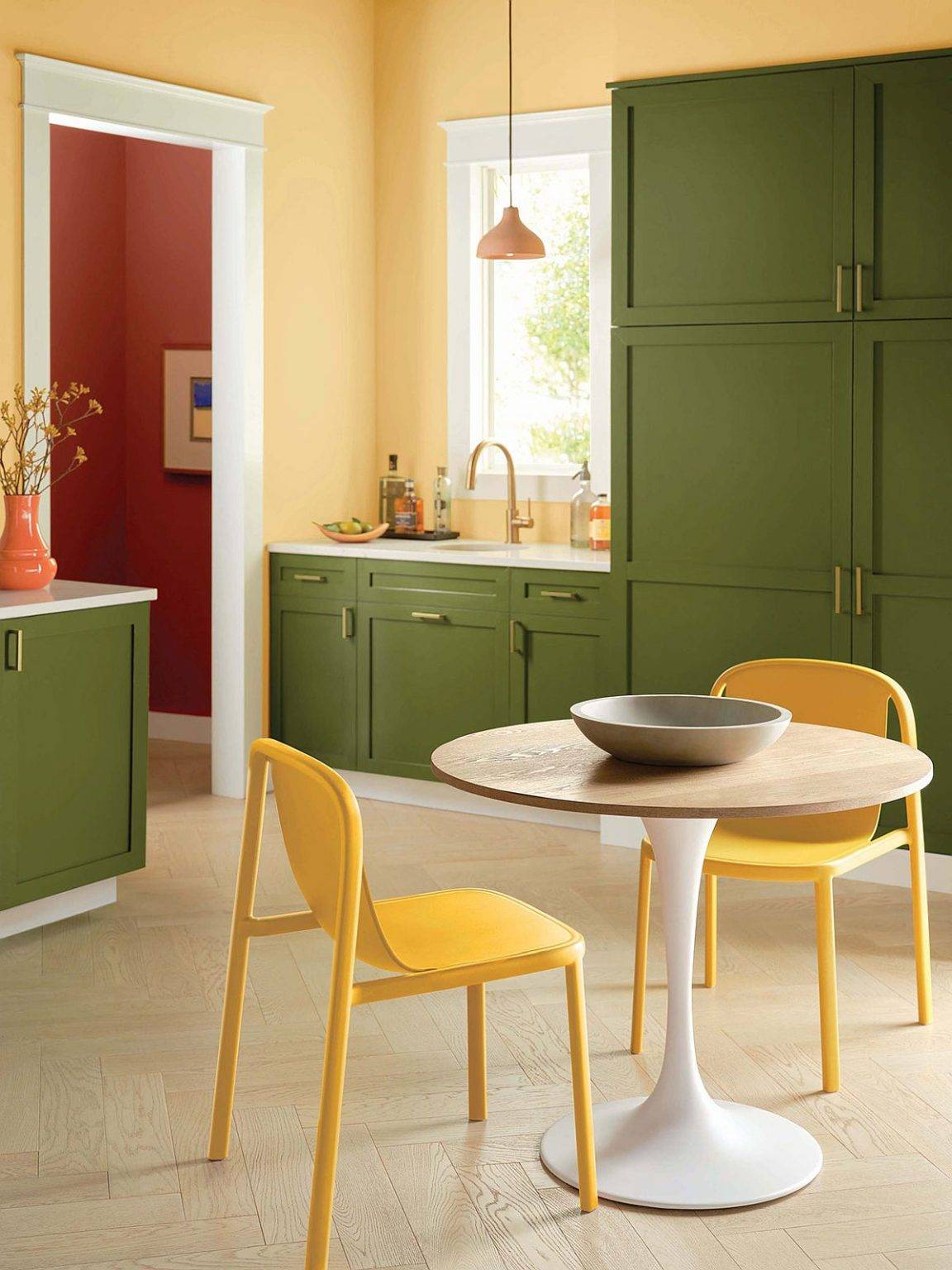 Sự kết hợp ăn &yacute; giữa sắc xanh l&aacute; c&acirc;y v&agrave; t&ocirc;ng m&agrave;u v&agrave;ng cổ điển mang đến c&aacute;i nh&igrave;n ấn tượng, tươi mới cho ph&ograve;ng bếp m&ugrave;a thu nh&agrave; bạn.