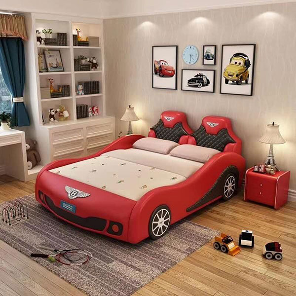 Phòng ngủ của cậu con trai với thiết kế giường độc đáo, mô phỏng chiếc ô tô màu đỏ cực nổi bật, hẳn sẽ khiến bé thích mê.