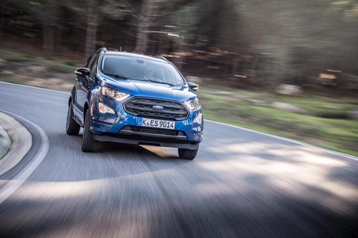 Ford EcoSport chạy tr&ecirc;n đường