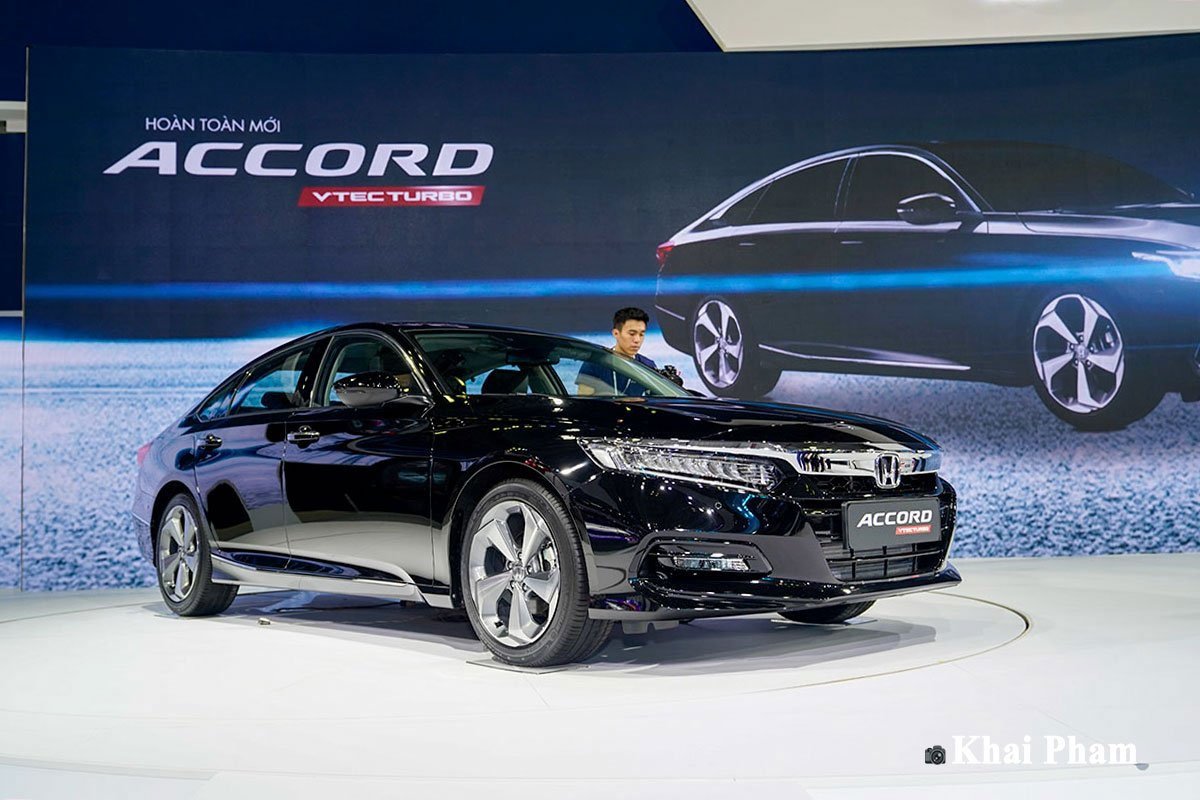 Honda Accord được nhiều người đánh giá cao cả về thiết kế nhưng có giá bán cao.