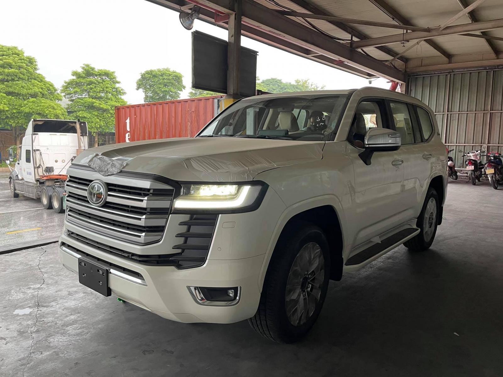 Toyota Land Cruiser 2022 nhập Trung Đ&ocirc;ng đầu ti&ecirc;n về Việt Nam, nhiều trang bị hơn xe ch&iacute;nh h&atilde;ng a1