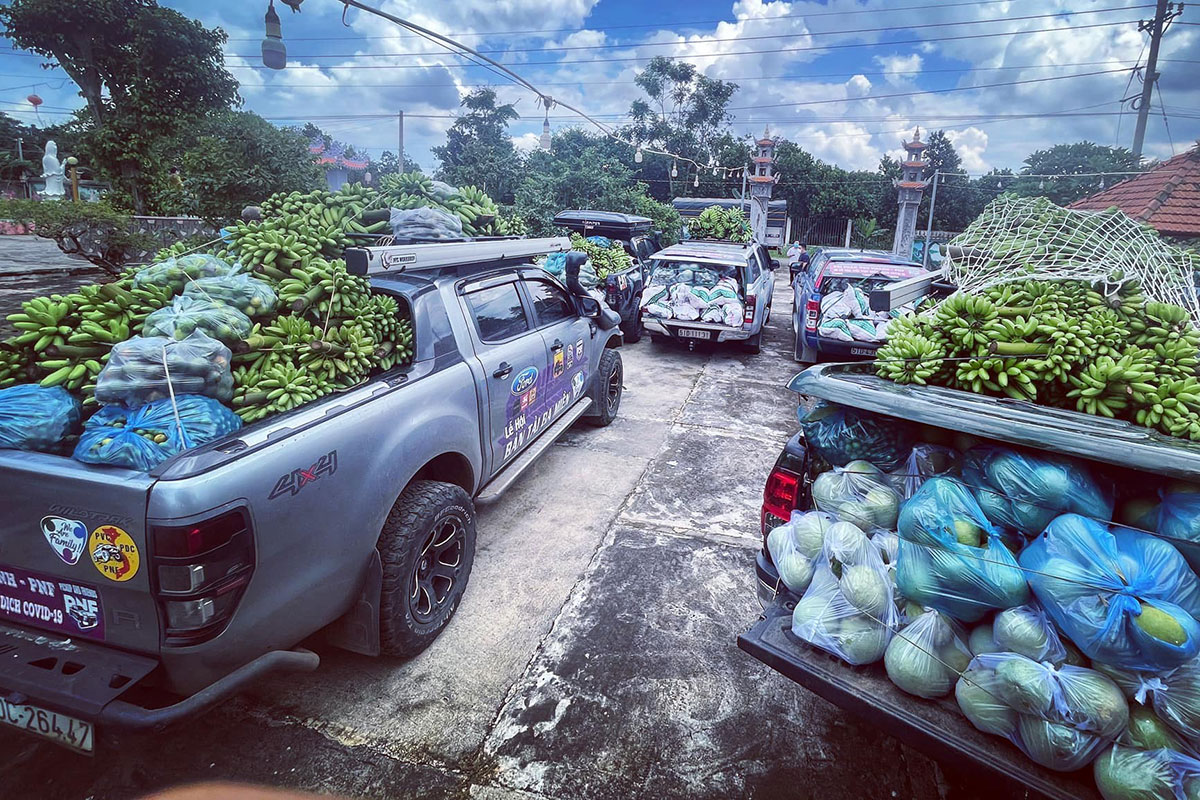 CLB Pickup and Friends (PNF) hỗ trợ vận chuyển nhu yếu phẩm.