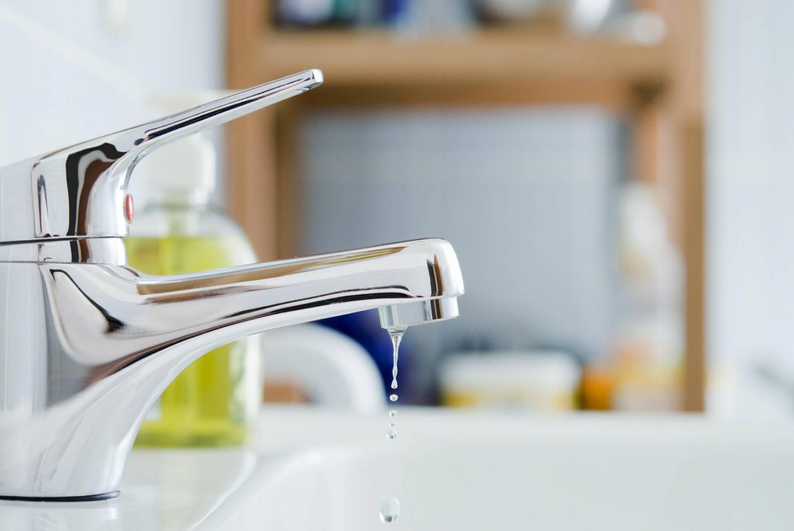 Vòi nước trong nhà bị rò rỉ cần được khắc phục trước khi khách mua đến xem nhà.