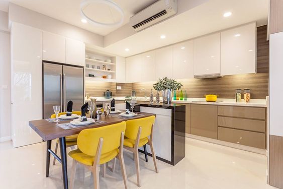 Sắc vàng chanh từ ghế ăn, phụ kiện tạo điểm nhấn sinh động, vui tươi cho không gian phòng ăn và bếp nấu.