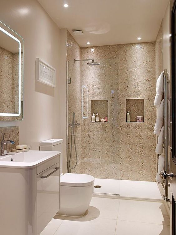 Phòng tắm, vệ sinh đầy đủ tiện ích hiện đại trong nhà phố 2 tầng. Vách kính trong suốt tạo độ thông thoáng cho căn phòng.
