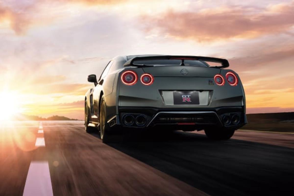 Nissan GT-R 2022 đuôi xe