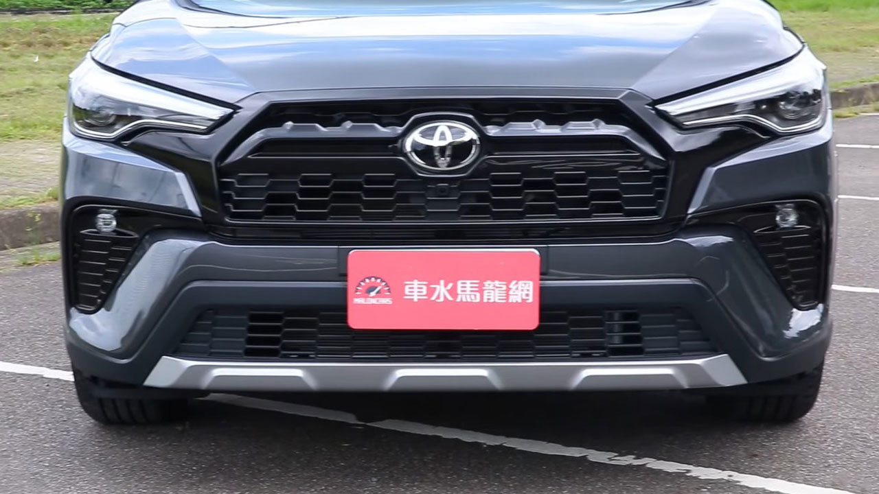 B&oacute;c tem Toyota Corolla Cross GR Sport 2022 ngo&agrave;i đời thực, người Việt ng&oacute;ng chờ a2