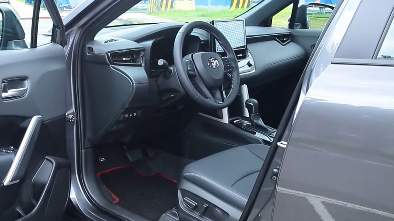 B&oacute;c tem Toyota Corolla Cross GR Sport 2022 ngo&agrave;i đời thực, người Việt ng&oacute;ng chờ a10