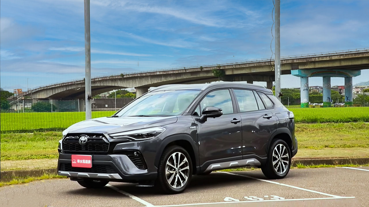 B&oacute;c tem Toyota Corolla Cross GR Sport 2022 ngo&agrave;i đời thực, người Việt ng&oacute;ng chờ a1