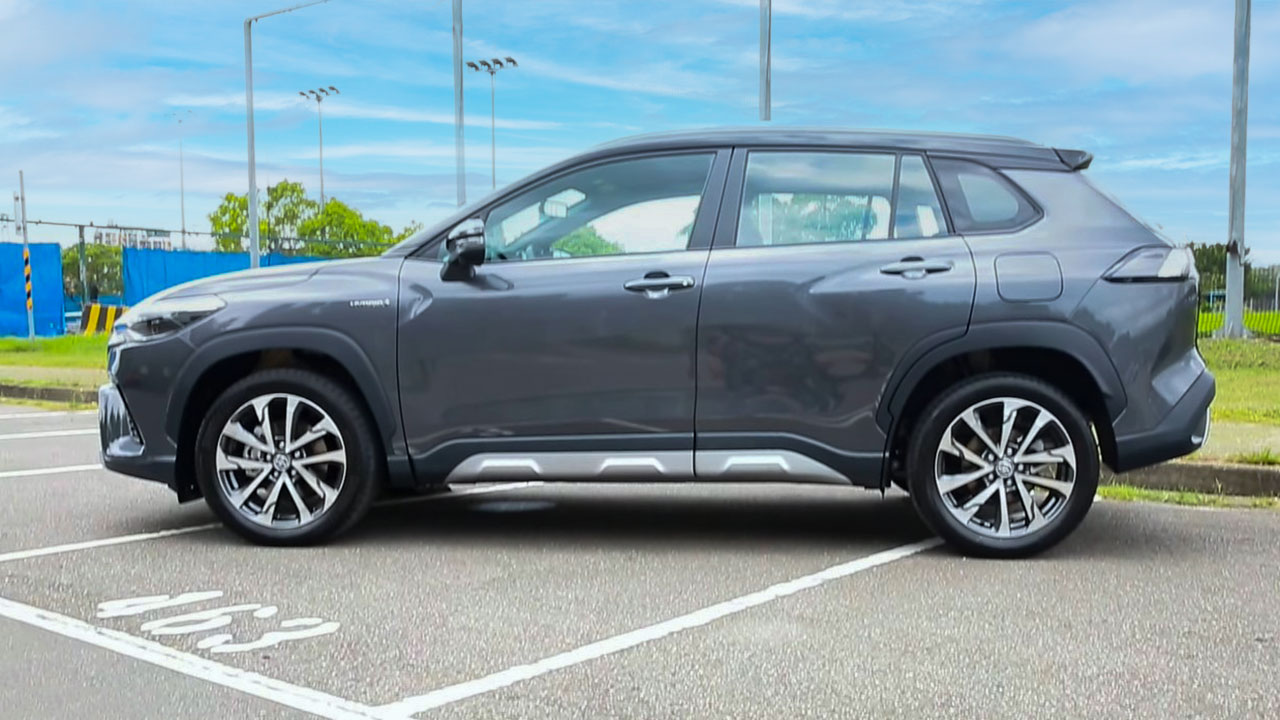 B&oacute;c tem Toyota Corolla Cross GR Sport 2022 ngo&agrave;i đời thực, người Việt ng&oacute;ng chờ a4