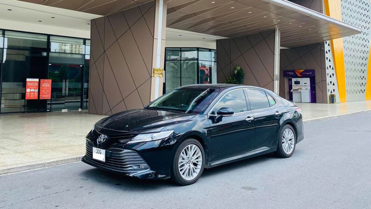 Toyota Camry 2.5Q 2021 siêu lướt bán lỗ hàng trăm triệu đồng a1