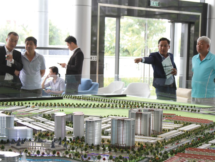 Kh&aacute;ch h&agrave;ng xem dự &aacute;n bất động sản