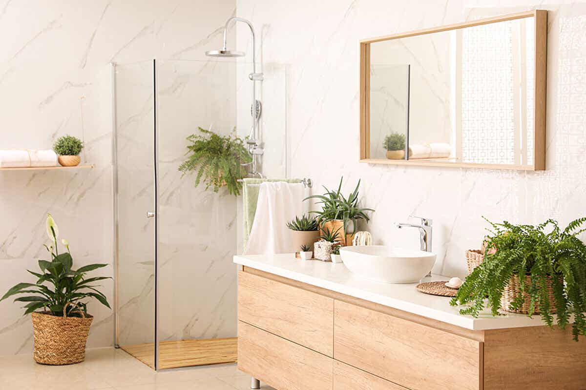 Những chậu cây xanh tươi vừa tạo điểm nhấn đẹp mắt, vừa góp phần thanh lọc không khí cho phòng tắm của bạn.