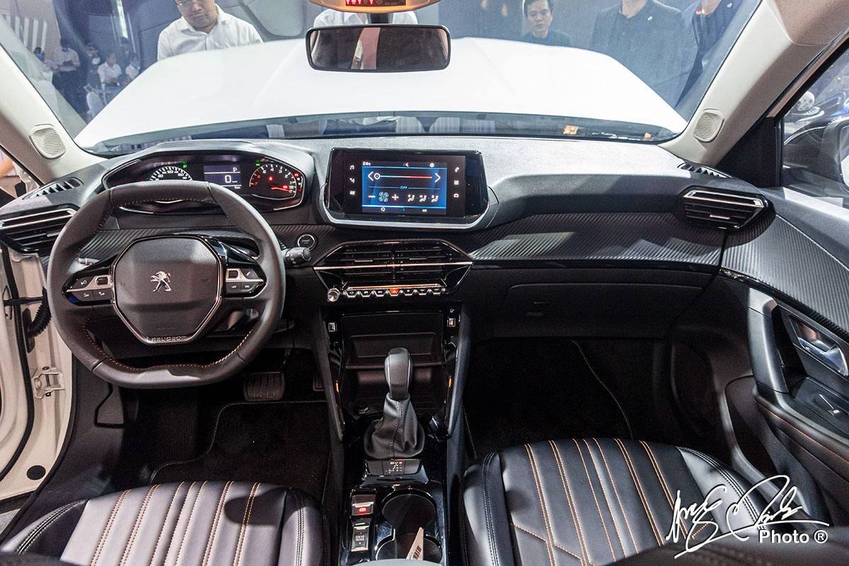 Khoang nội thất của xe Peugeot 2008 1