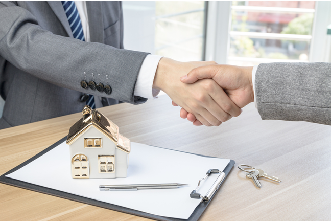 hình ảnh bắt tay hợp tác mua bán nhà đất minh họa cho môi giới bất động sản