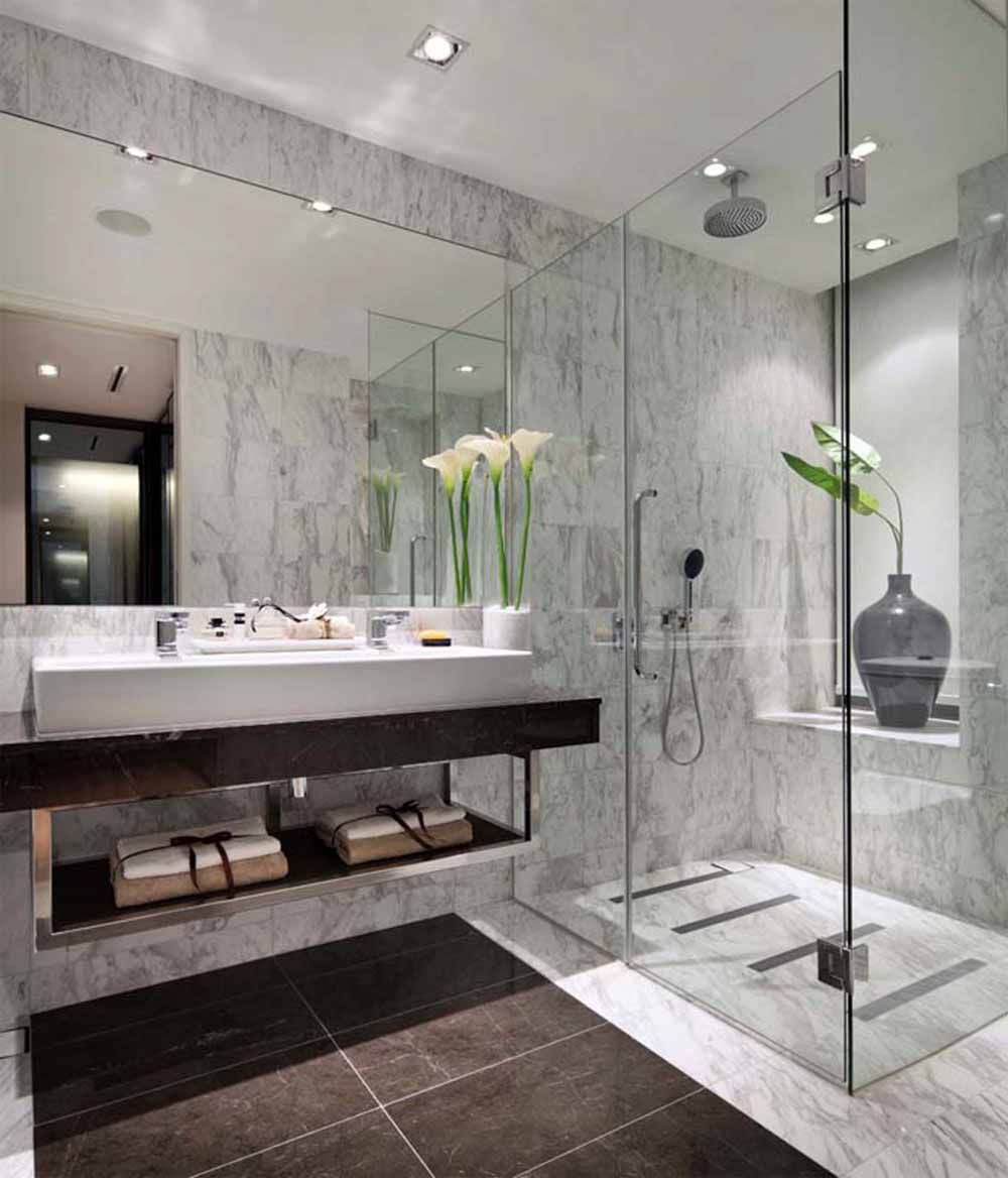 Phòng vệ sinh tiện nghi, sang trọng trong nhà ống 4 tầng 1 lửng. Buồng tắm trong suốt, phân tách rõ với khu vệ sinh bên ngoài.