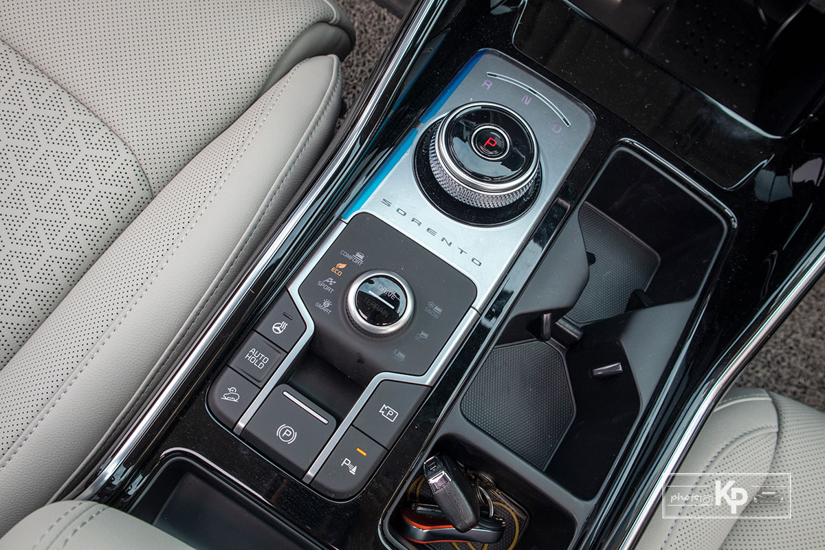 Hộc để đồ Kia Sorento.