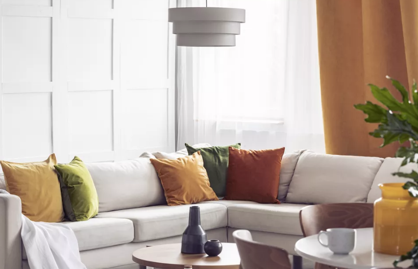 Bạn h&atilde;y đổi những chiếc gối tựa sofa m&ugrave;a h&egrave; bằng gối nỉ, nhung m&agrave;u v&agrave;ng m&ugrave; tạt, xanh l&aacute; c&acirc;y v&agrave; n&acirc;u đất để tạo bầu kh&ocirc;ng kh&iacute; ấm &aacute;p cho ph&ograve;ng kh&aacute;ch m&agrave;u trung t&iacute;nh chủ đạo.