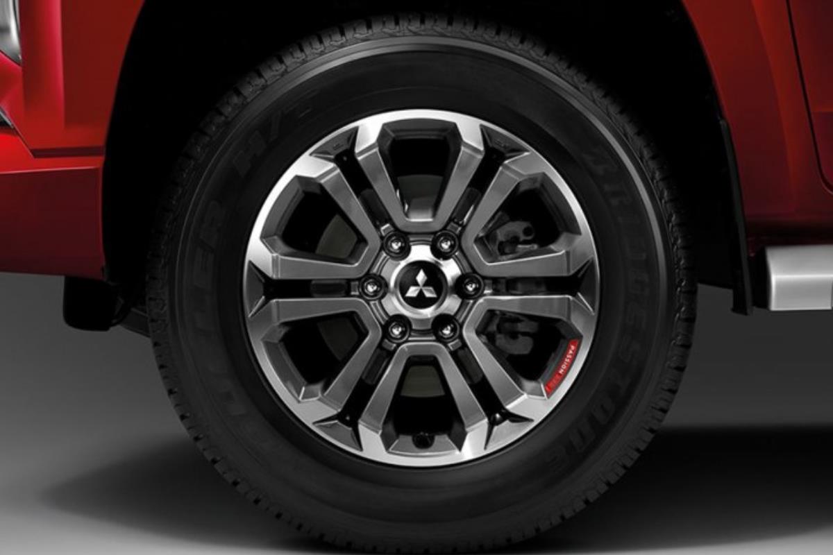 Mitsubishi Triton Passion Red Edition la-zăng 1