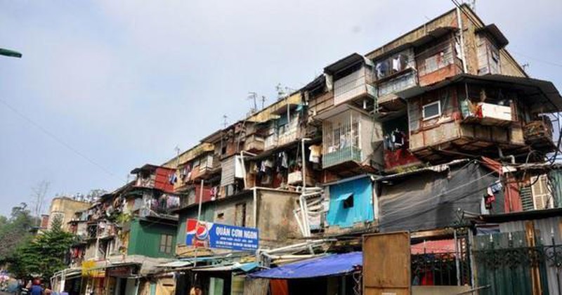 hình ảnh một nhà chung cư cũ xuống cấp nghiêm trọng