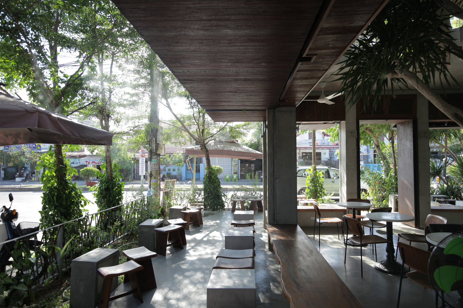 Bonte Cafe có 3 tầng, khoảng trống nối từ tầng 1 lên tầng 2 giúp tăng sự tương tác giữa các tầng. Thực khách cũng dễ dàng chọn cho mình một vị trí ưng ý để thưởng thức đồ uống.