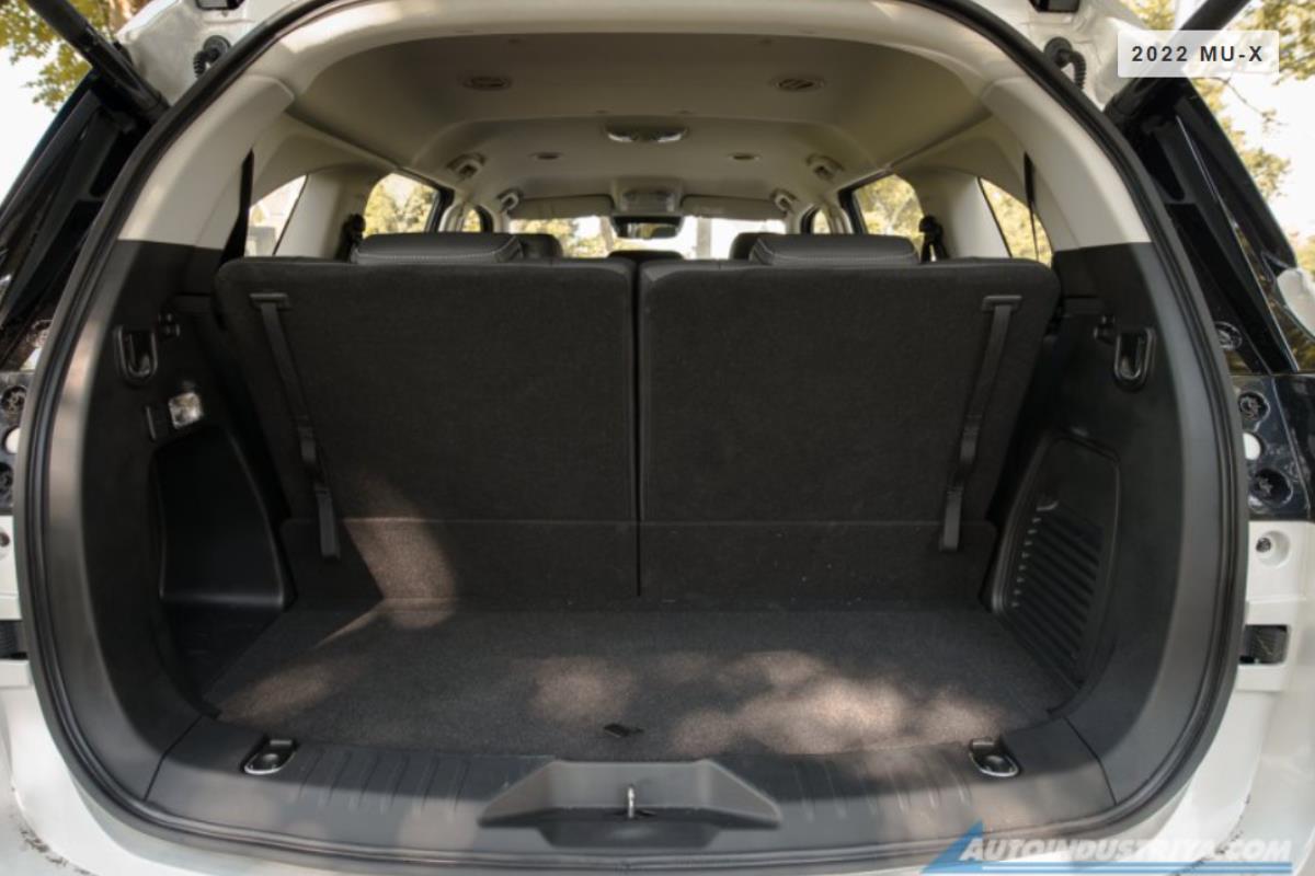 Isuzu mu-X 2022 cốp xe 1