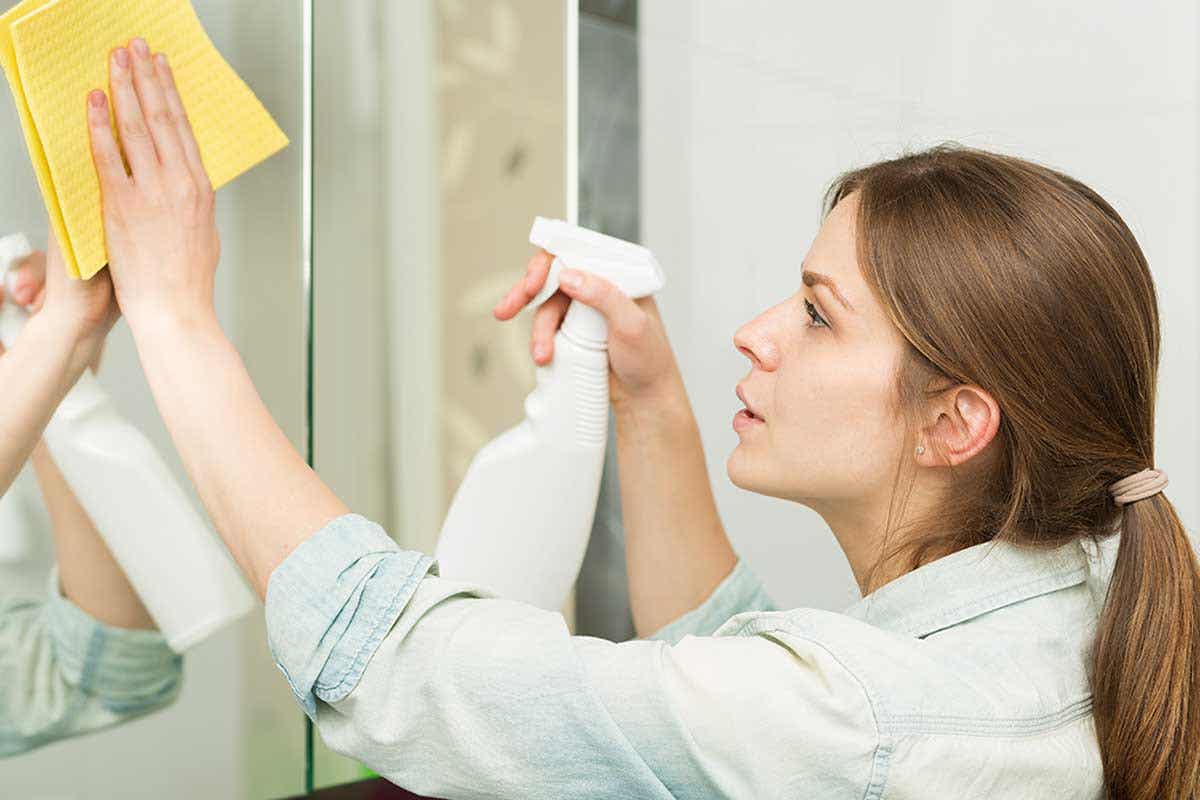 hình ảnh cô gái làm sạch gương