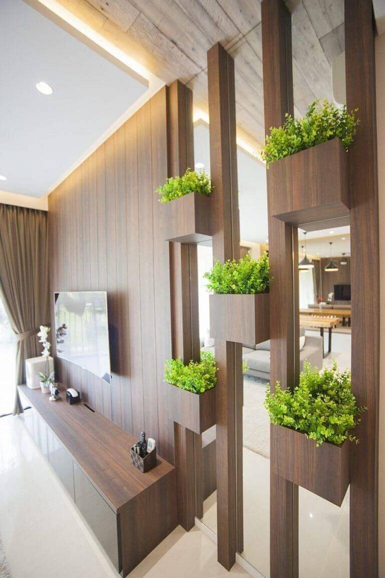 Thêm một chút cây xanh vào vách ngăn phòng để tạo điểm nhấn sinh động hơn.