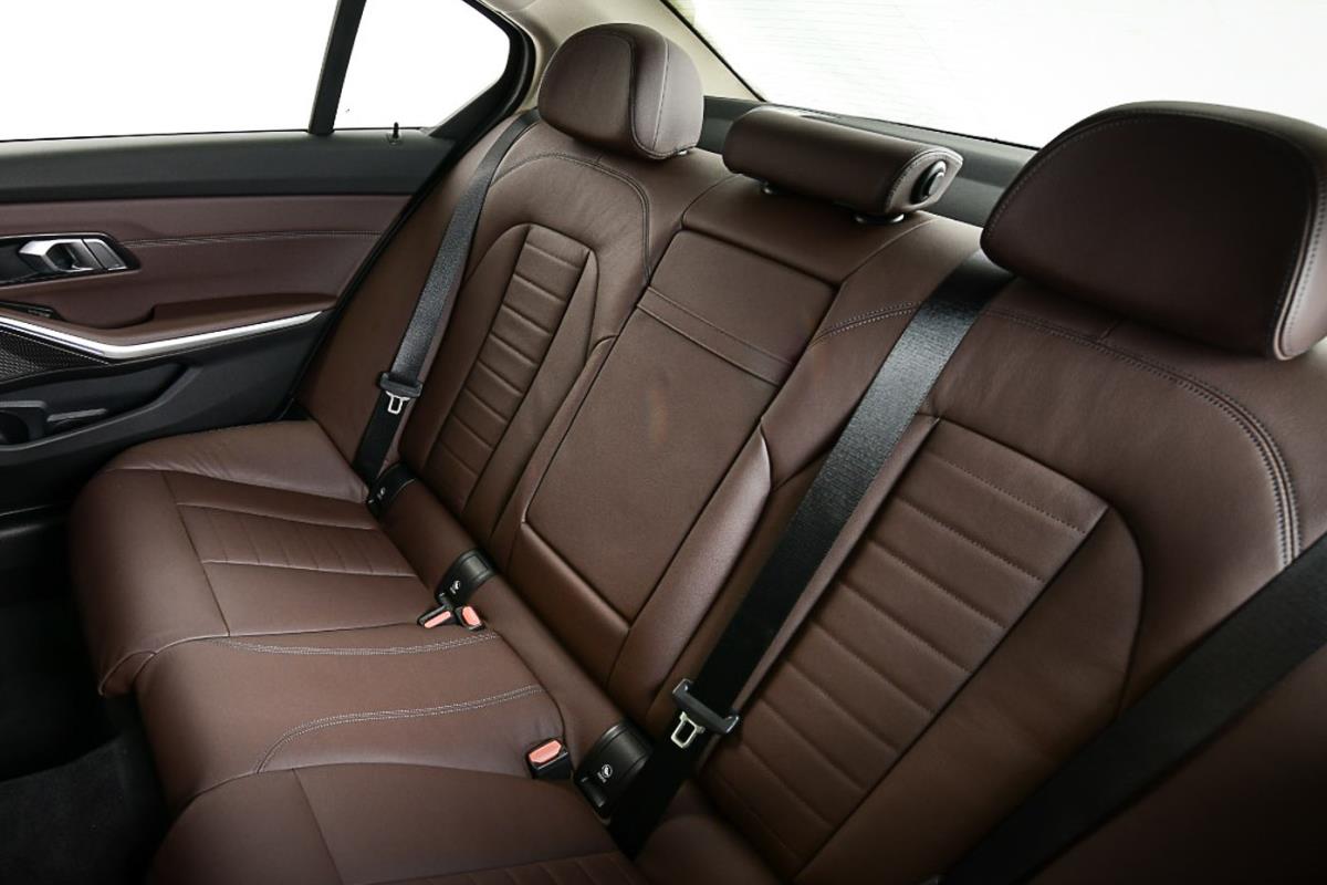 BMW 320Li Luxury ghế sau 1