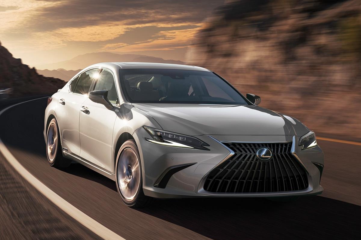 Lexus ES 2022 đi tr&ecirc;n đường