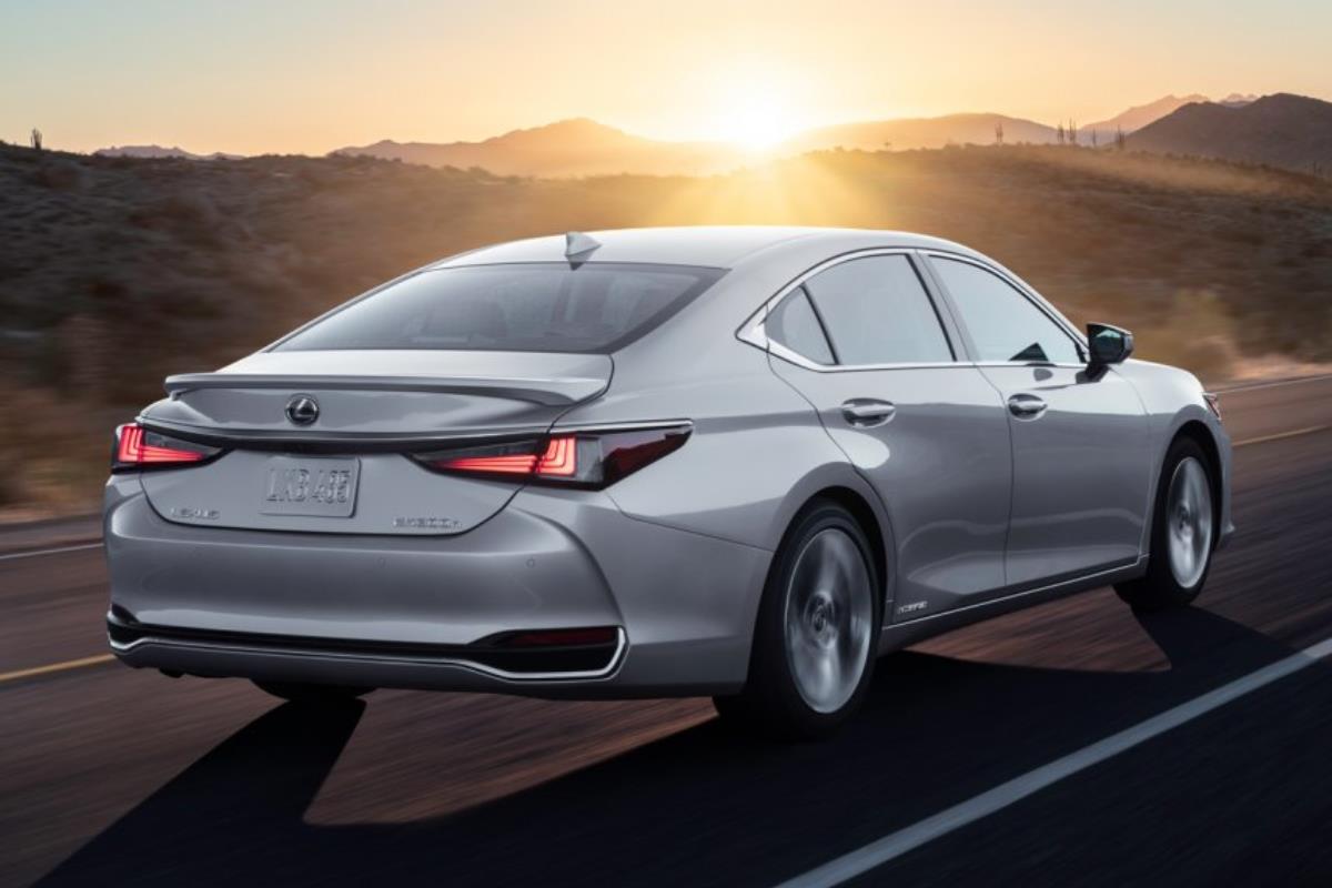 Lexus ES 2022 mặt sau