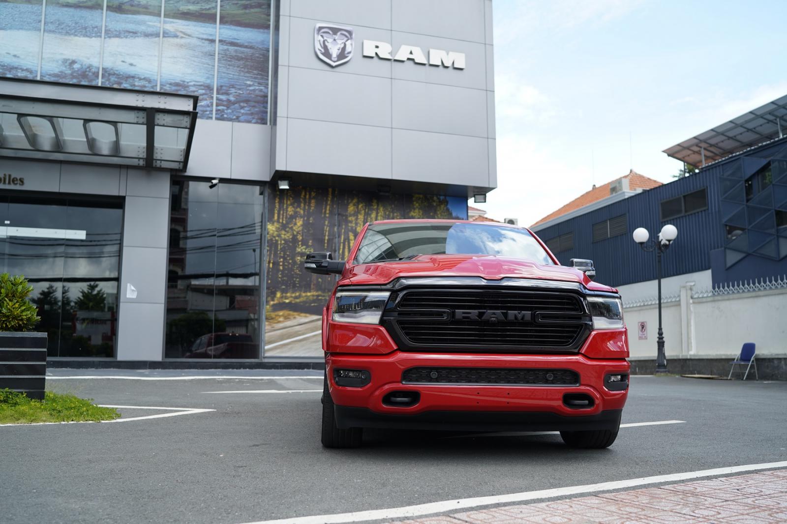 RAM 1500 sở hữu một ngoại hình mạnh mẽ, sang trọng, đậm chất Mỹ 1