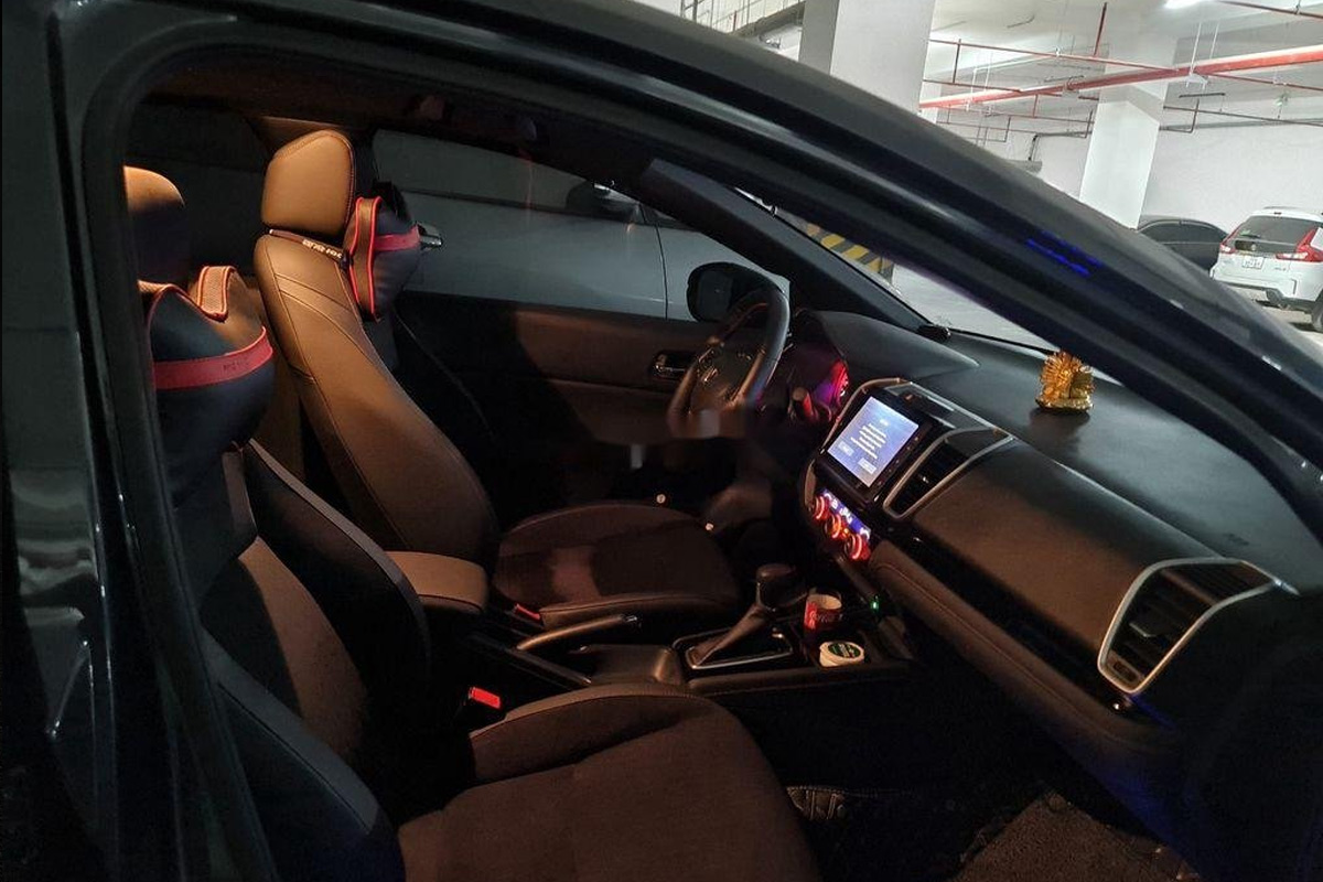 C&aacute;c chi tiết nội thất tr&ecirc;n xe Honda City RS 2021 si&ecirc;u lướt vẫn rất mới.