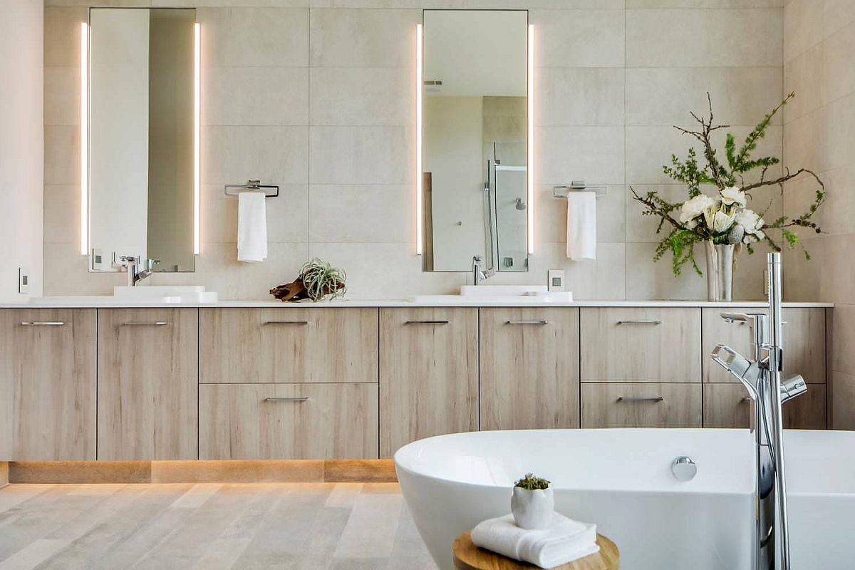 Bộ đ&ocirc;i gương h&igrave;nh chữ nhật gắn đ&egrave;n LED hai b&ecirc;n tạo th&ecirc;m n&eacute;t đẳng cấp cho ph&ograve;ng tắm m&agrave; kh&ocirc;ng cần qu&aacute; nhiều chi tiết trang tr&iacute;.