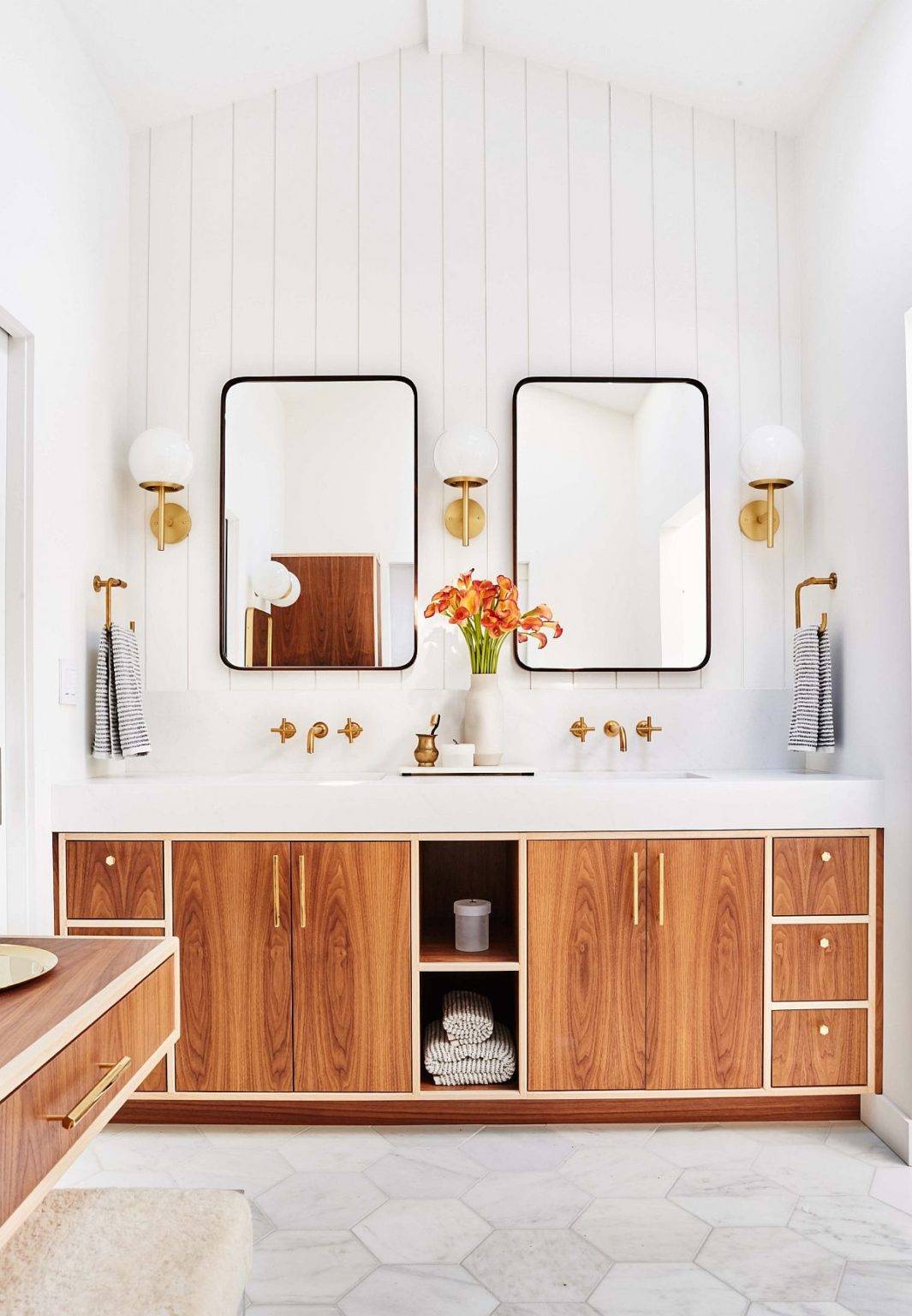 M&agrave;u trắng v&agrave; chất liệu gỗ kết hợp ăn &yacute; trong ph&ograve;ng tắm hiện đại với những n&eacute;t Scandinavian chấm ph&aacute;.