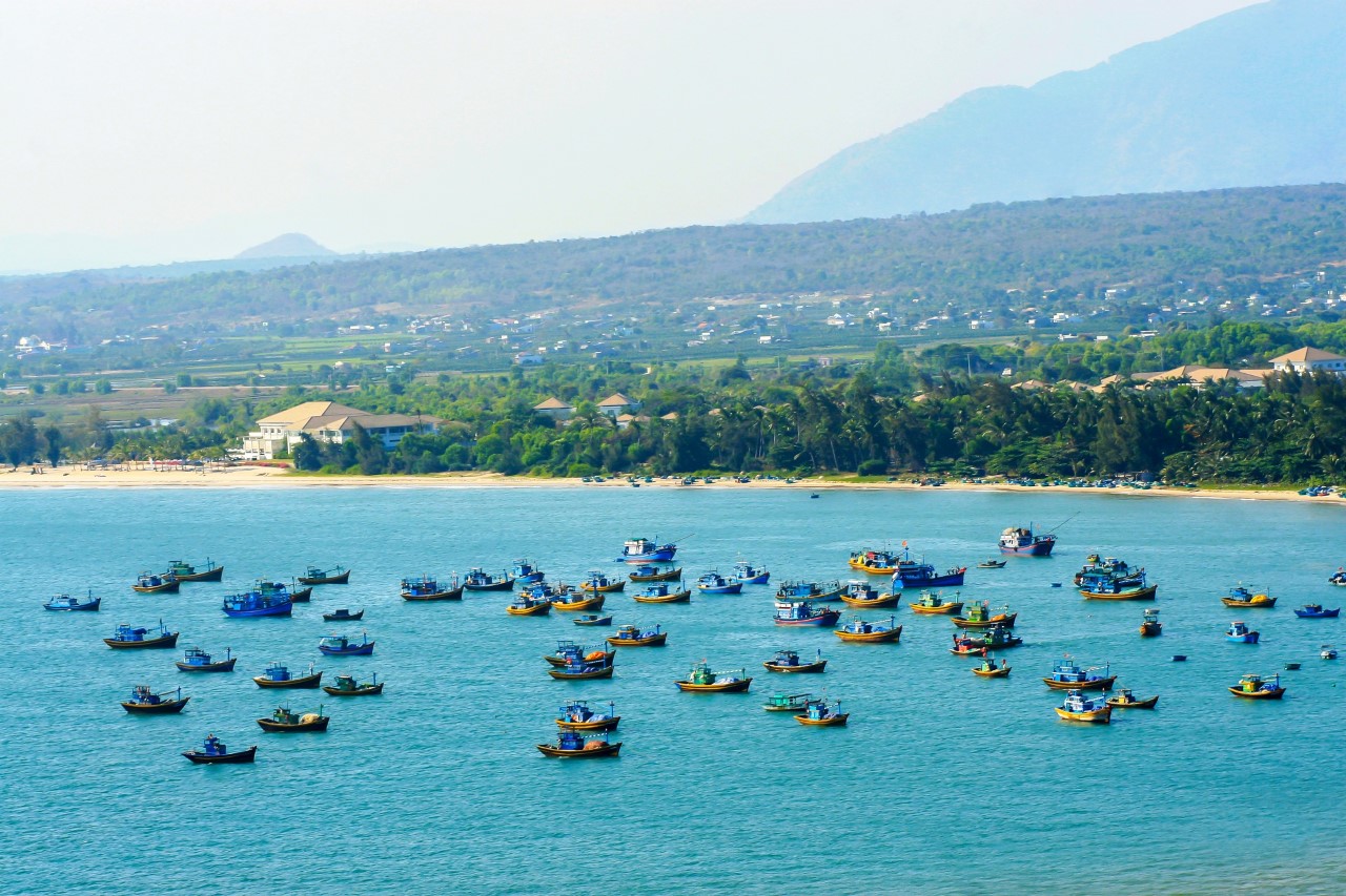 T&agrave;u thuyền tr&ecirc;n biển Lagi
