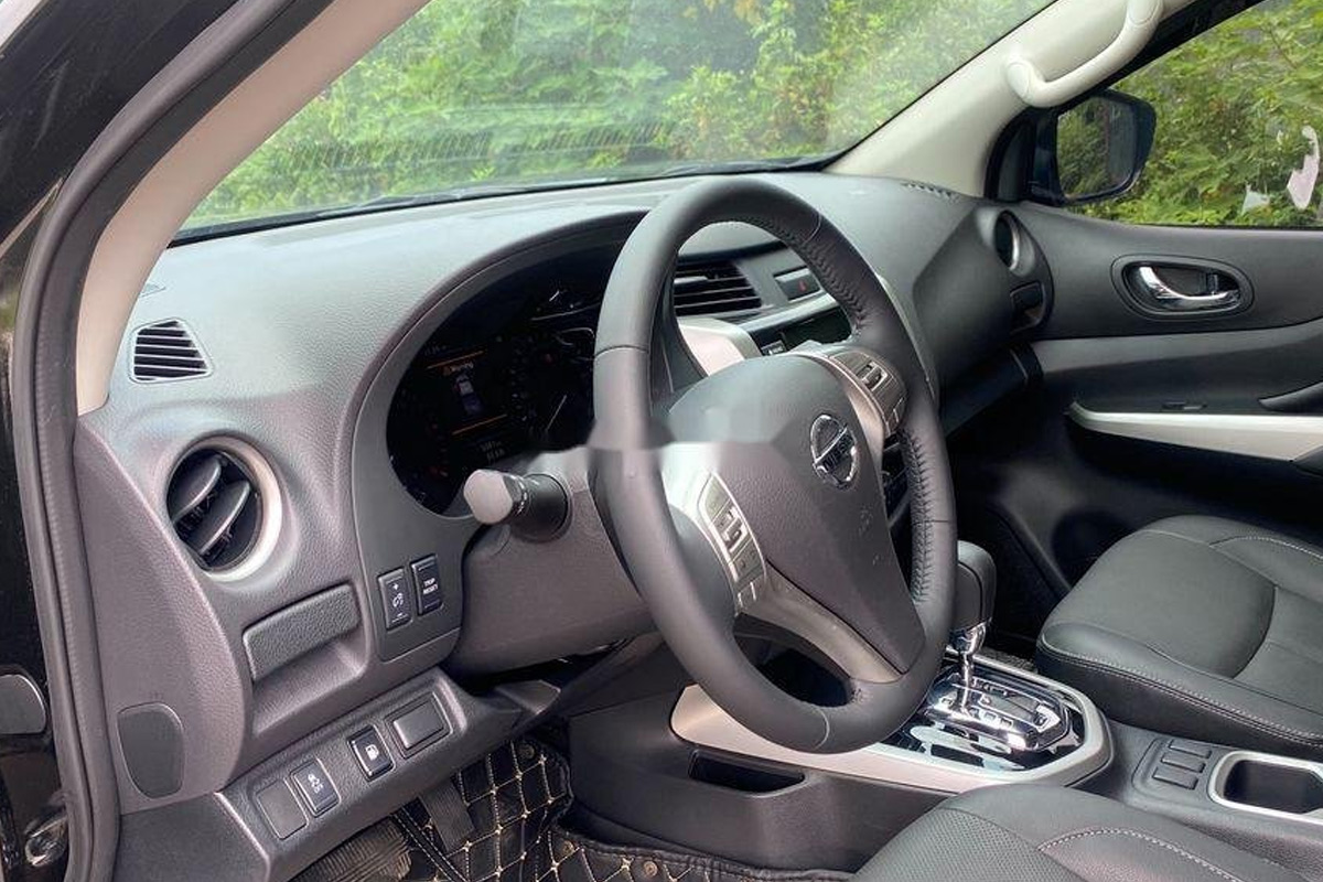 Nissan Navara l&agrave; mẫu xe b&aacute;n tải được nhập khẩu Th&aacute;i Lan.