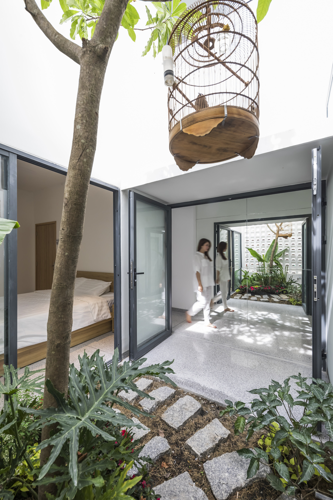 Với hệ thống cửa k&iacute;nh trong suốt, kh&ocirc;ng gian nh&agrave; tận dụng được tối đa &aacute;nh s&aacute;ng tự nhi&ecirc;n, mang lại tầm nh&igrave;n đẹp, hướng ra c&aacute;c mảng xanh dịu m&aacute;t.