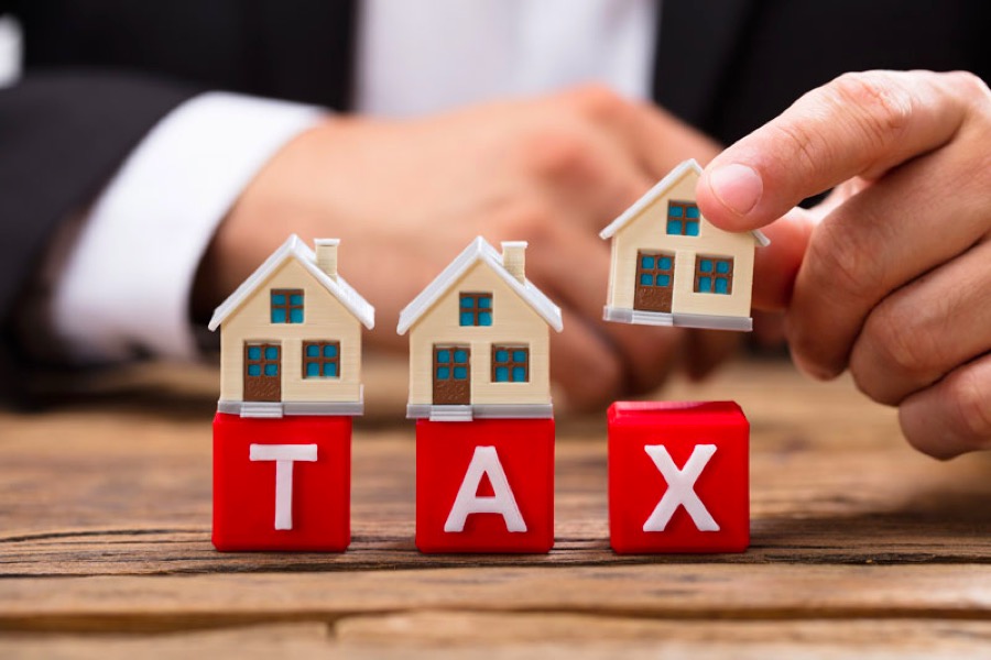 hình ảnh cận cảnh chữ TAX màu đỏ, trên đầu là mô hình ngôi nhà minh họa cho tiền thuê đất