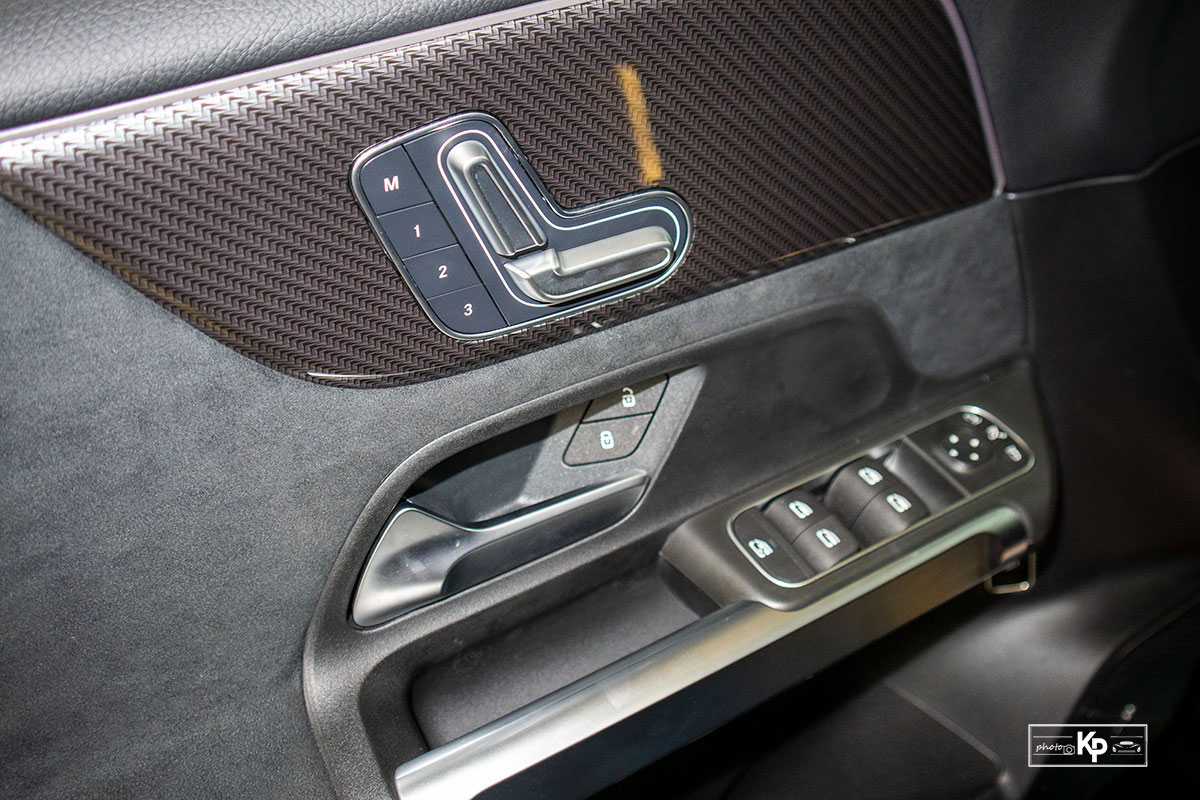 Ảnh T&aacute;p-li cửa xe Mercedes-Benz GLB 35 2021