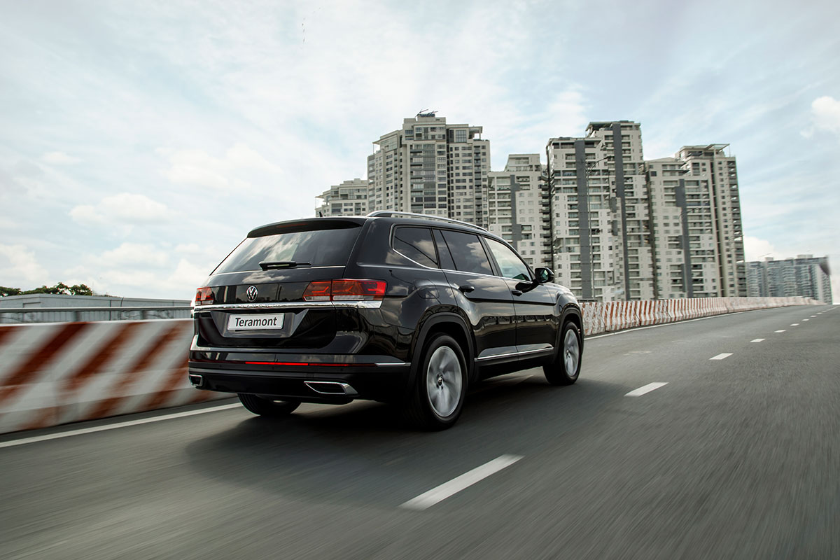 VW Teramont 2021 phần đu&ocirc;i xe.