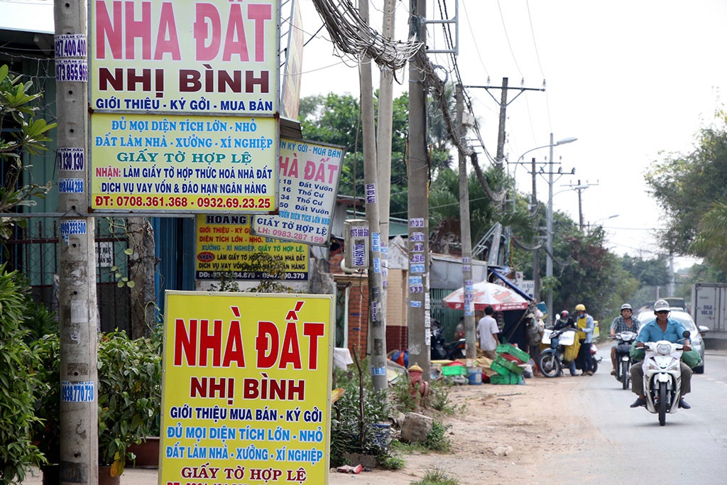 Biển quảng c&aacute;o mua b&aacute;n bất động sản 