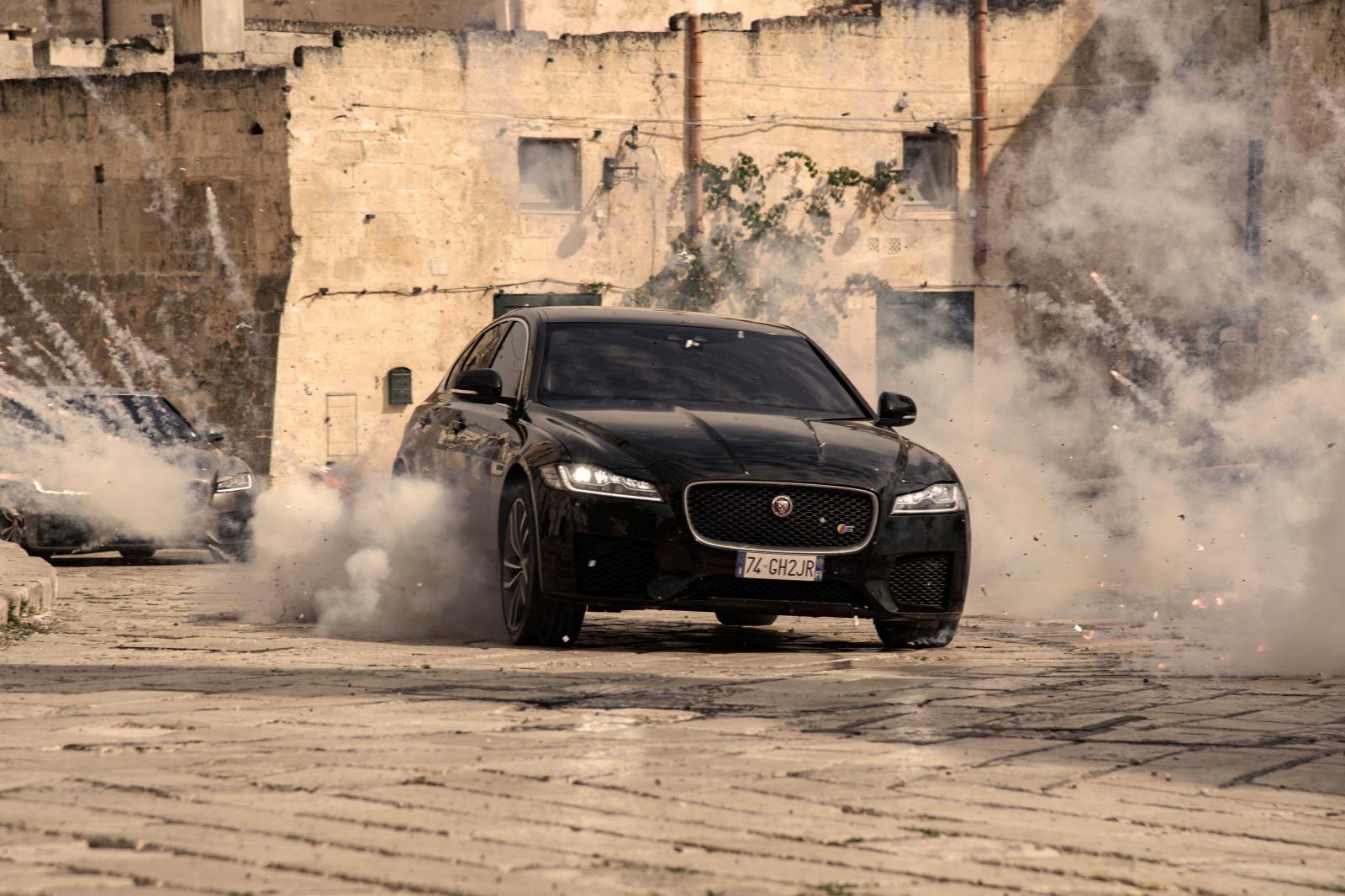 Những ph&acirc;n cảnh Jaguar XF.