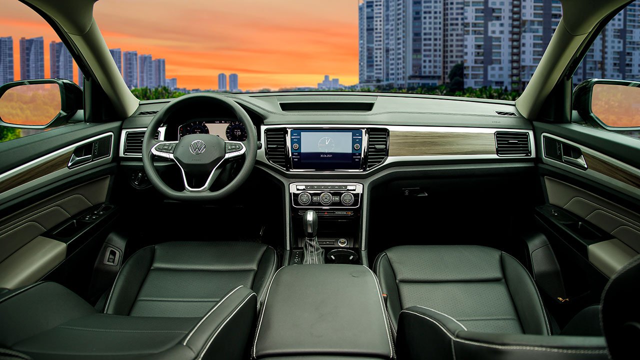 Khoang l&aacute;i hiện đại, nhiều chi tiết ốp gỗ, mạ crom của Volkswagen Teramont 1