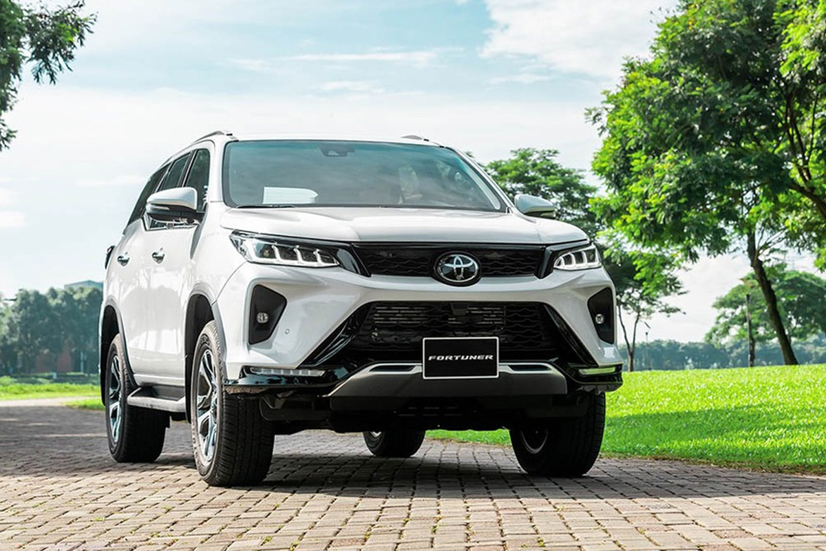 Mua xe Toyota Fortuner Legender sẽ được tặng g&oacute;i bảo hiểm vật chất 13 th&aacute;ng.