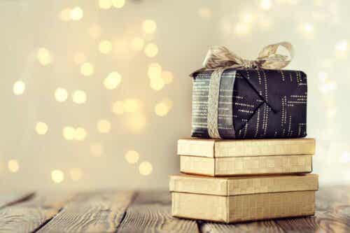 Một bưu kiện ngo&agrave;i một số qu&agrave; tặng kh&aacute;c.