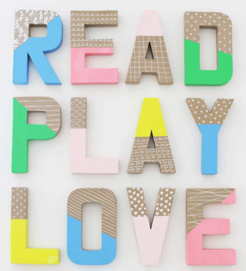 Decor tường nh&agrave; ấn tượng với những chữ c&aacute;i l&agrave;m từ hộp carton.